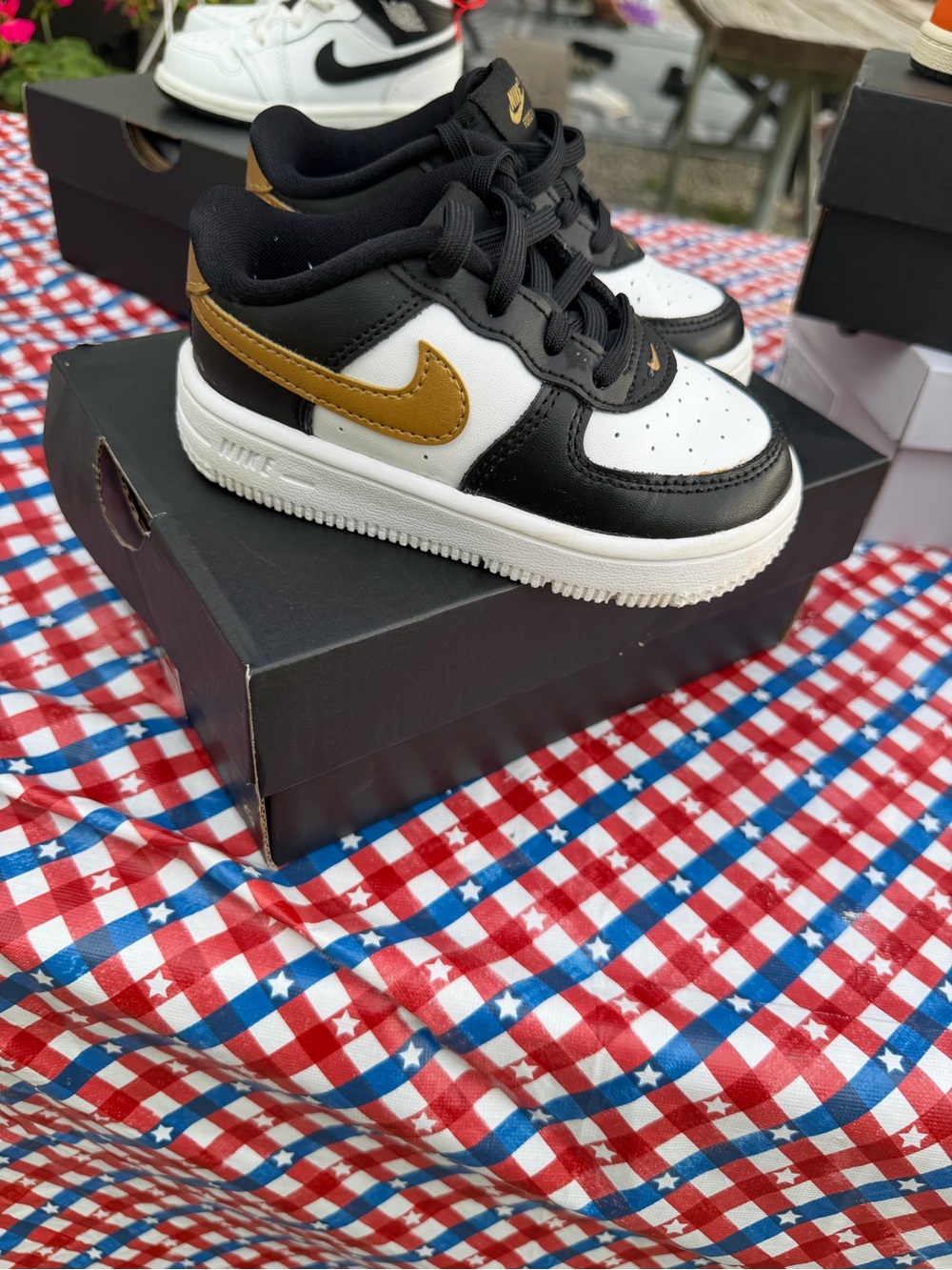 Nike Kids Low-Top Sneakers in White, Black & Gold